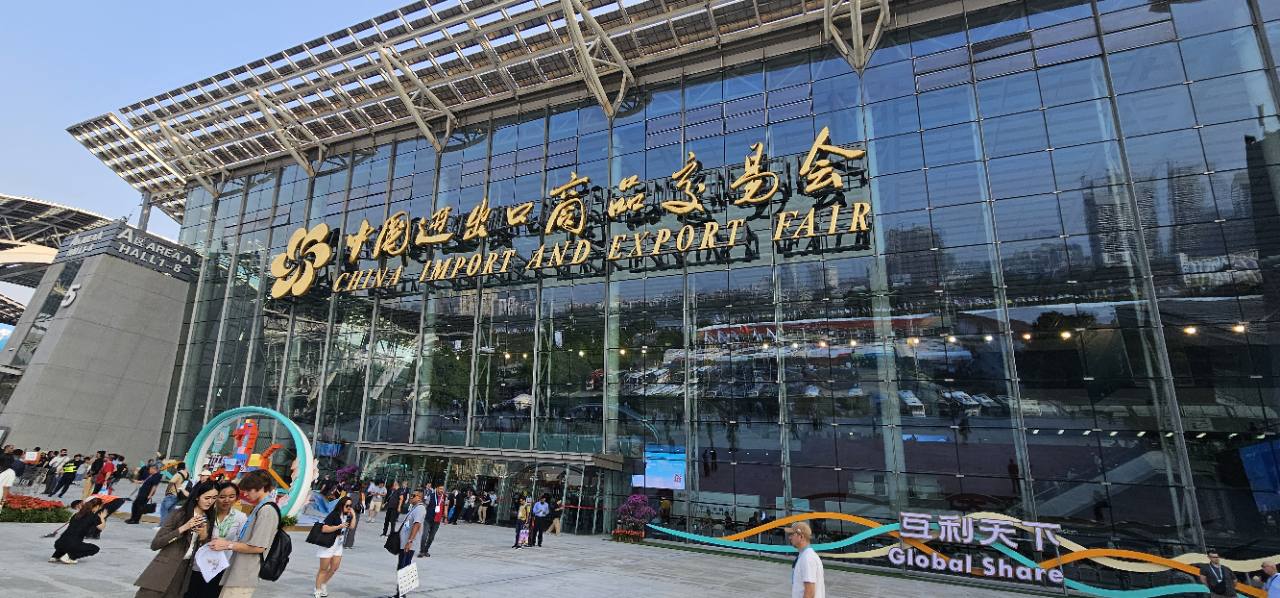 Canton Fair 2026-nın açılış günü China Import and Export Fair kompleksinin girişi