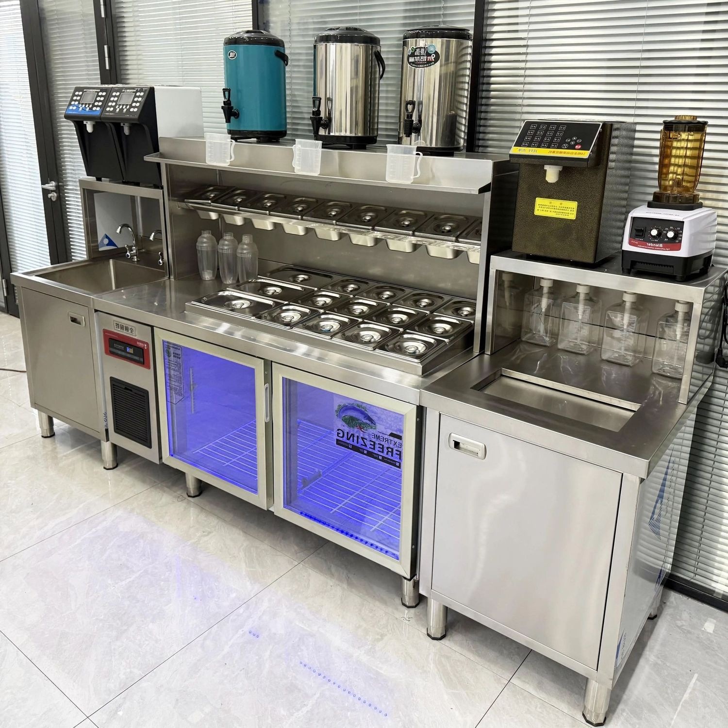 Commercial bar counter equipment for milk tea shops, complete set of refrigerated workbench, coffee and salad drink station with compartments